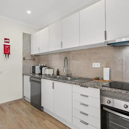 Modern 2br With Balcony In By Lovelystay 아파트
