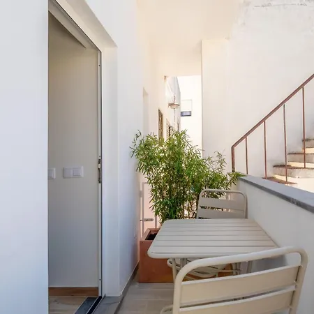 Modern 2br With Balcony In By Lovelystay 아파트