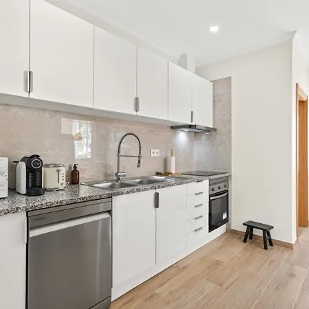 아파트 Modern 2br With Balcony In By Lovelystay *