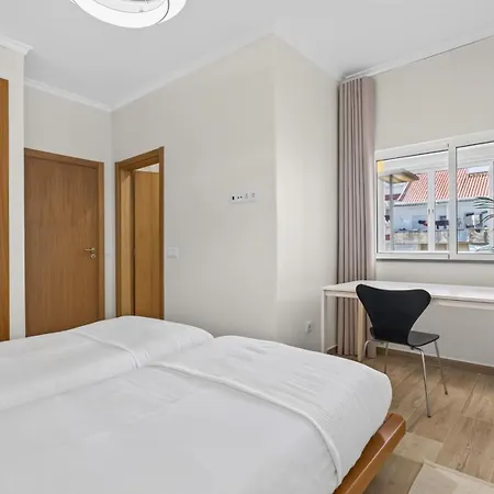 아파트 Modern 2br With Balcony In By Lovelystay