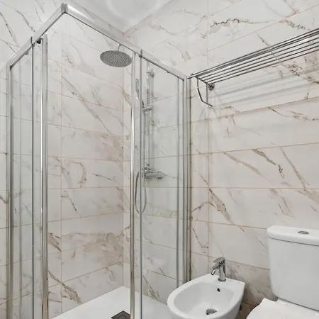 Modern 2br With Balcony In By Lovelystay 아파트